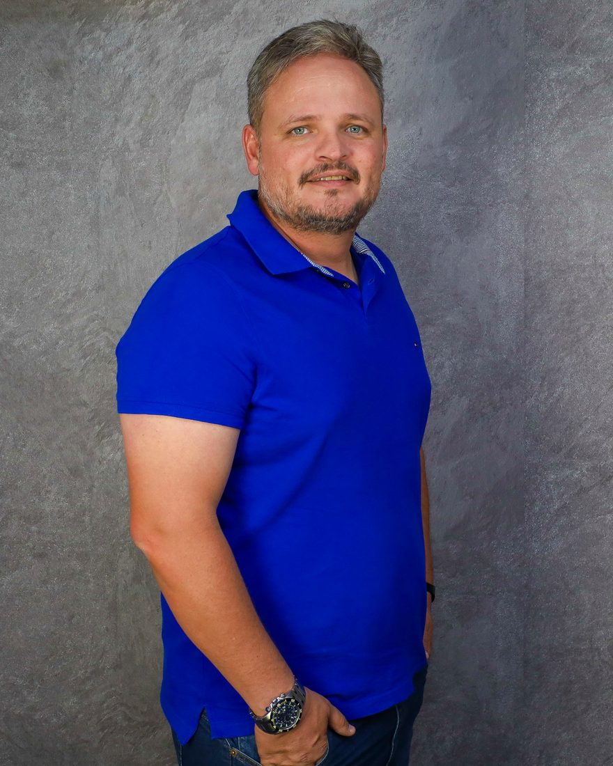 Rafael Campelo em pé, retrato de corpo inteiro.